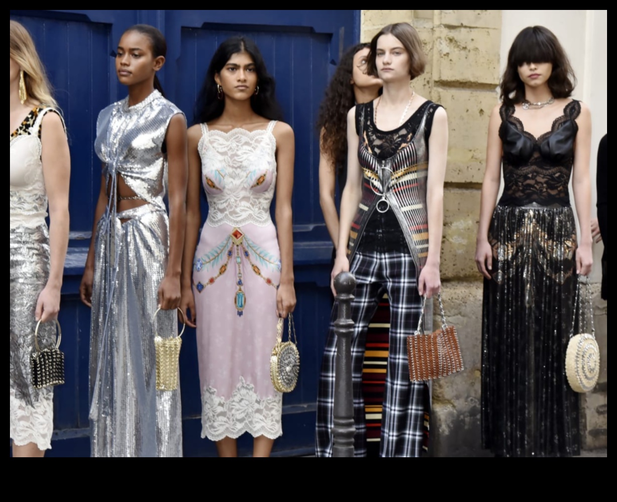 פאשן פורוורד: תלבושות מפורסמות שמגדירות את העתיד