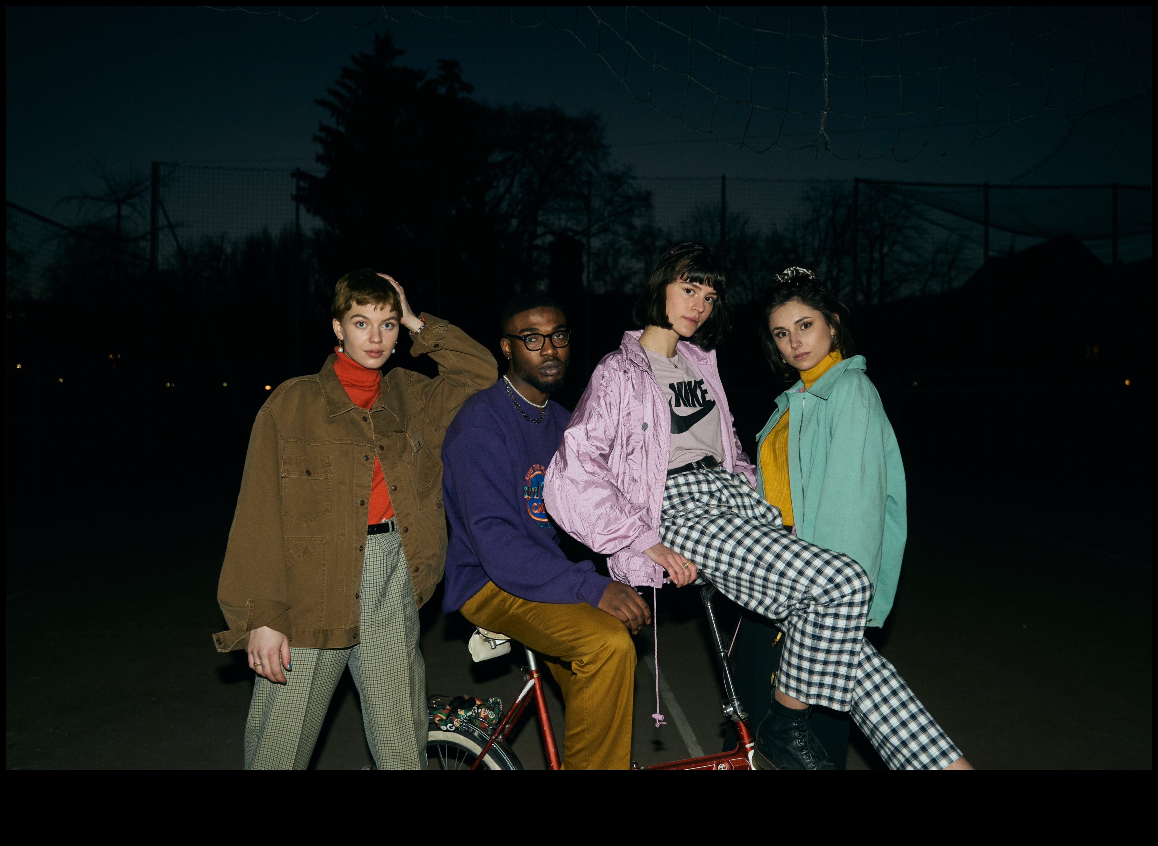 Glamour Gazette: תלבושות וינטג' בכותרת סיפורי אופנה