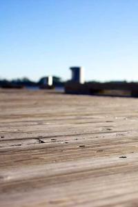 נוף הררי יפהפה עם אגם בחזית