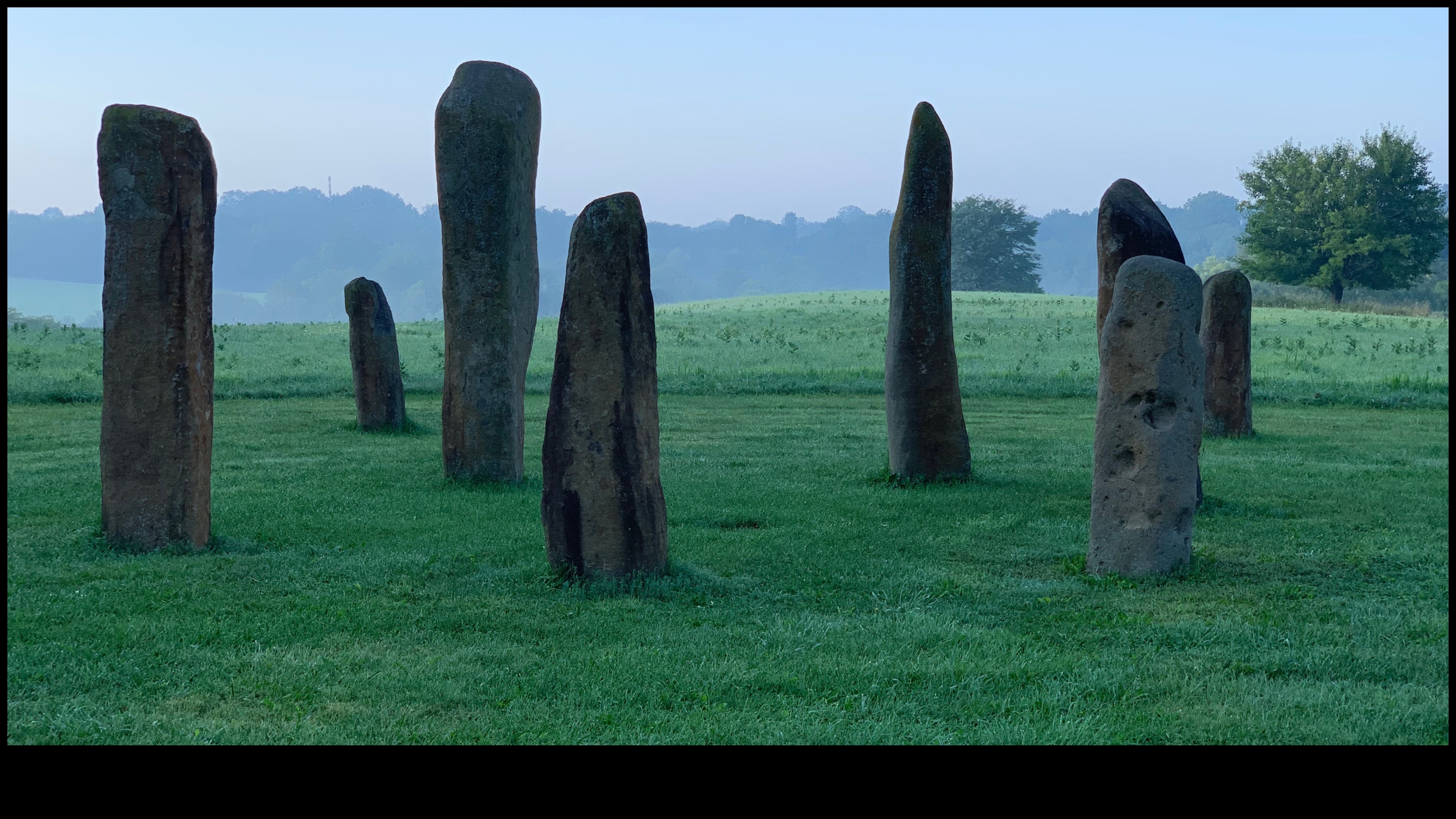 אבנים רוחניות: יסודות קדושים באמנות הסלע הפרהיסטורית