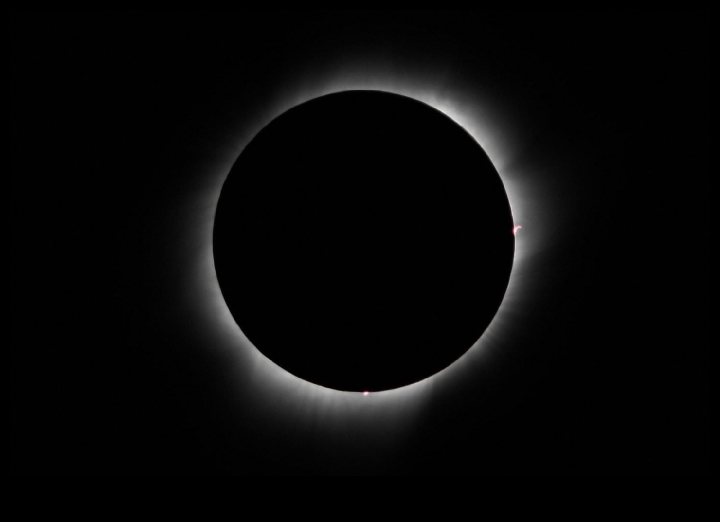 Eclipsed Elegance: המשיכה האסתטית של גופים שמימיים