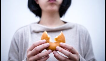 דיאטות לטווח קצר והקשר לאכילה רגשית