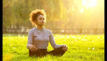 חיים משמחים: ההשפעות החיוביות של מדיטציה על רווחה רגשית
