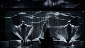 טקסטורות תיאטרליות: דרמה ועומק באמנות עכשווית