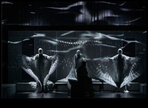 טקסטורות תיאטרליות: דרמה ועומק באמנות עכשווית