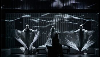 טקסטורות תיאטרליות: דרמה ועומק באמנות עכשווית