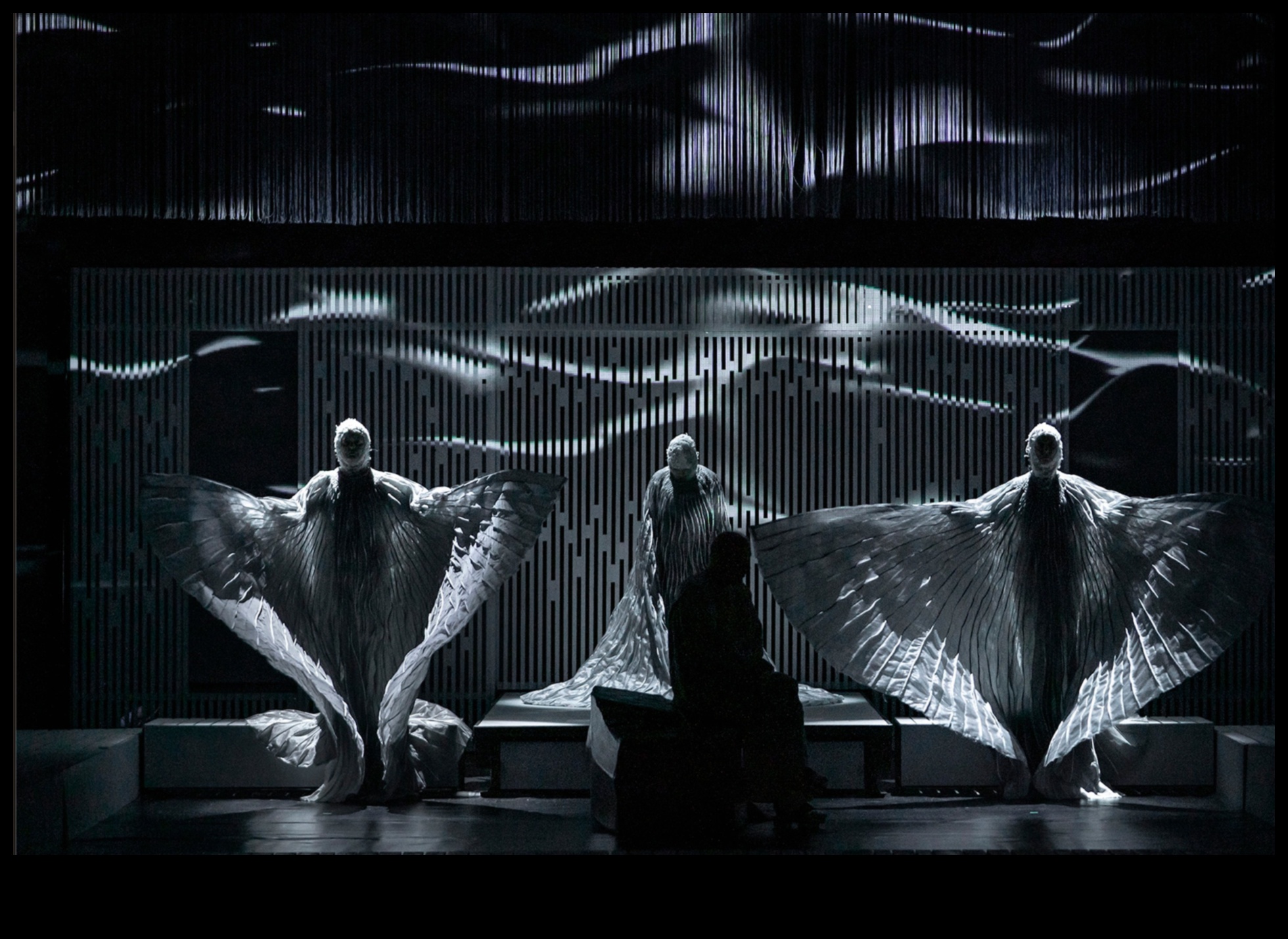 טקסטורות תיאטרליות: דרמה ועומק באמנות עכשווית