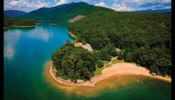 הרמוניה בטבע: אוסף של נופים שלווים בכל פריים