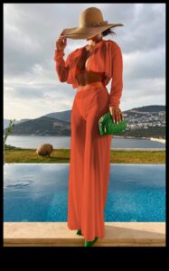 סגנון חוף נועז: תלבושות קיץ תוססות למראה בולט