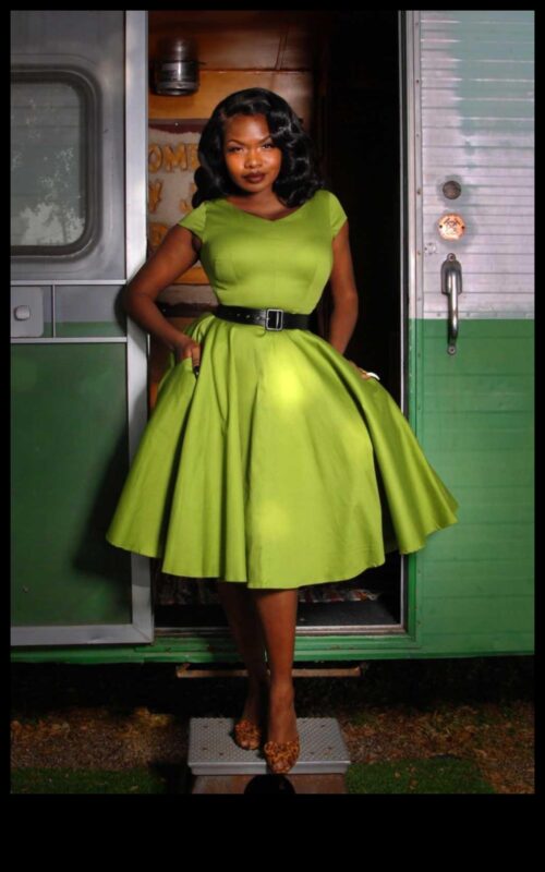 Glamour Gazette: תלבושות וינטג' בכותרת סיפורי אופנה